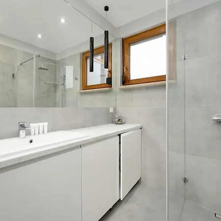 Nowoczesny Blisko Rzeki We Wroclawiu Z Biurkiem I Parkingiem By Renters Wrocław